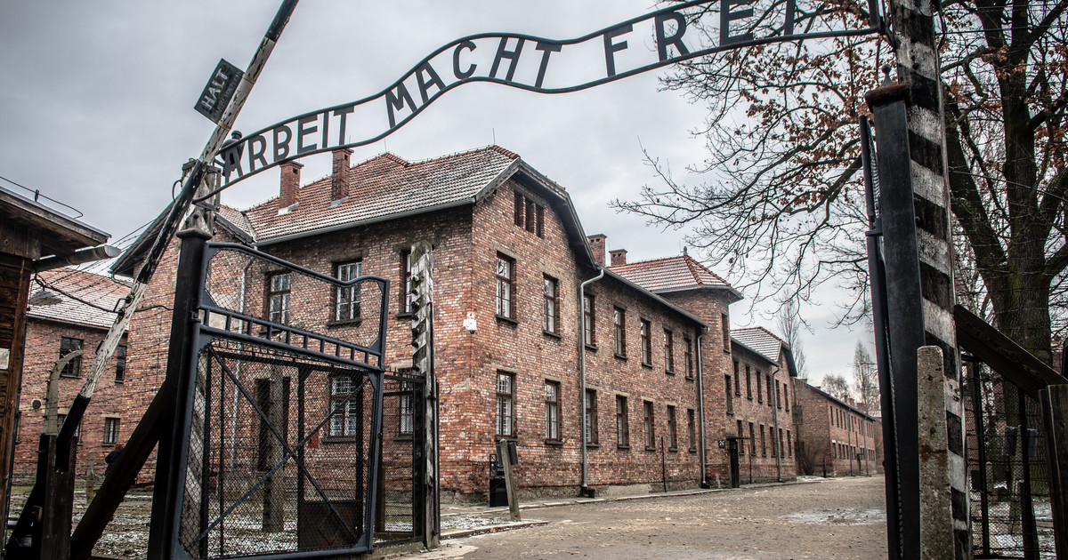 Brama do obozu Auschwitz-Birkenau podczas wycieczki z Transfer Wings